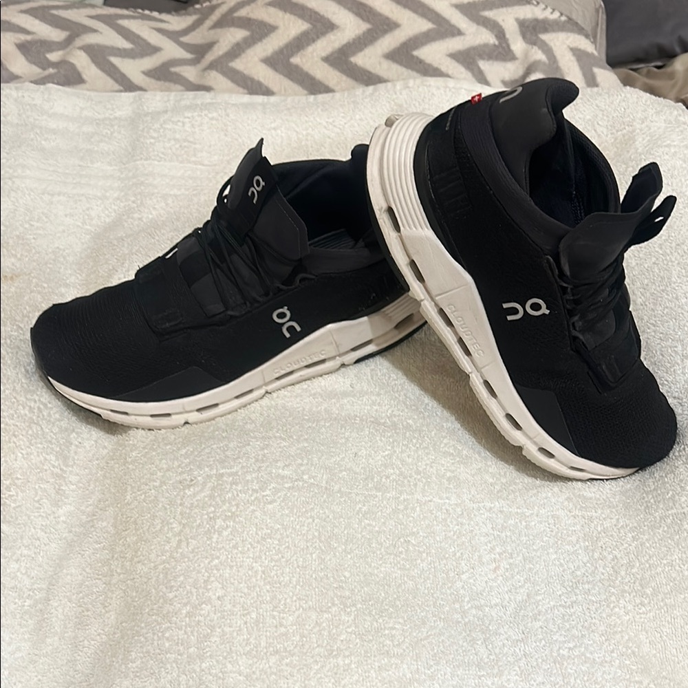 On Cloud woman’s black and white sneakers great condition too big for me